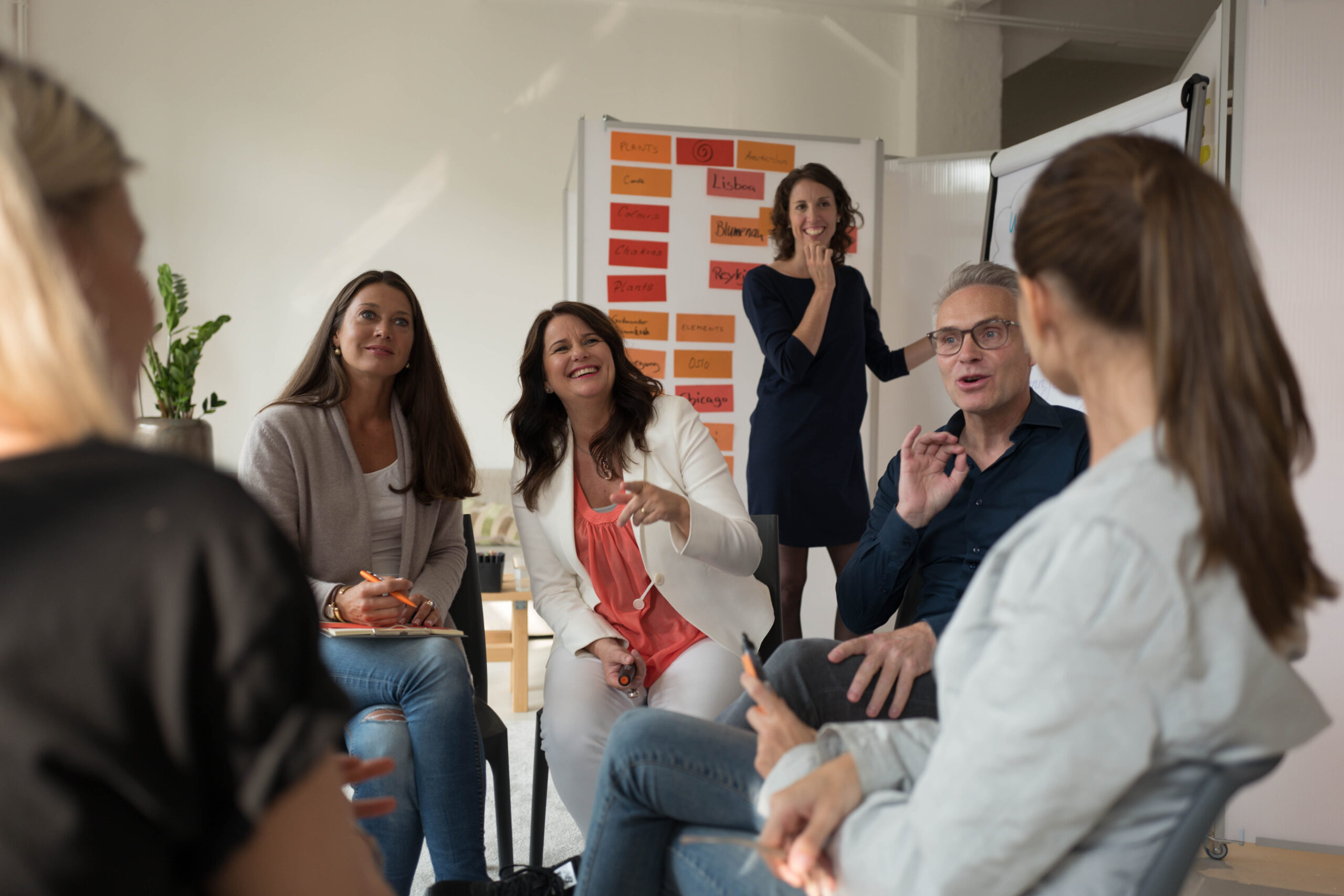 Menschen im Workshop-Kreis